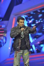 Salman Khan promote Jai Ho on the sets of Nach Baliye 6 in Filmistan, Mumbai on 7th Jan 2014 (62)_52cd34f25b66d.JPG