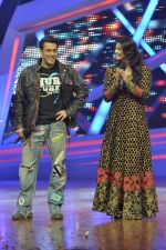 Salman Khan, Daisy Shah promote Jai Ho on the sets of Nach Baliye 6 in Filmistan, Mumbai on 7th Jan 2014 (44)_52cd3521677ac.JPG