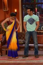 Salman Khan, sumona chakravarti on the sets of Comedy Nights with Kapil in Filmcity, Mumbai on 9th Jan 2014 (73)_52cfeeee7de6a.JPG