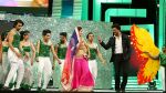 SRK HONOURED WITH THE INTERNATIONAL ICON OF INDIAN CINEMA AWARD BY ASIANET (5)_52d2389a83464.jpg