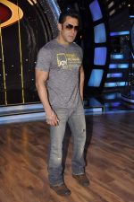 Salman Khan on the sets of ZEE DID in Mahalaxmi, Mumbai on 13th Jan 2014 (43)_52d4a843134f8.JPG