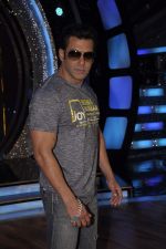 Salman Khan on the sets of ZEE DID in Mahalaxmi, Mumbai on 13th Jan 2014 (45)_52d4a843c830d.JPG