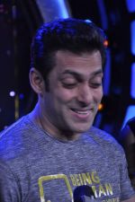 Salman Khan on the sets of ZEE DID in Mahalaxmi, Mumbai on 13th Jan 2014 (47)_52d4a8447dc41.JPG