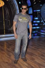 Salman Khan on the sets of ZEE DID in Mahalaxmi, Mumbai on 13th Jan 2014 (63)_52d4a8498aadd.JPG