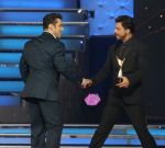 Shahrukh Khan, Salman Khan at The Renault Star Guild Awards Ceremony in NSCI, Mumbai on 16th Jan 2014 (4)_52d8fd8ed2a1d.jpg