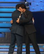 Shahrukh Khan, Salman Khan at The Renault Star Guild Awards Ceremony in NSCI, Mumbai on 16th Jan 2014 (6)_52d8fd8fc4e24.jpg