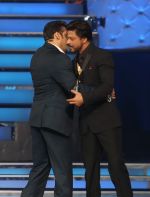 Shahrukh Khan, Salman Khan at The Renault Star Guild Awards Ceremony in NSCI, Mumbai on 16th Jan 2014 (7)_52d8fda175eef.jpg