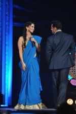Salman Khan teaches Sunny Leone how to drape a saree in Mumbai on 17th Jan 2014 (10)_52da82c5ab9fc.JPG