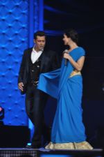 Salman Khan teaches Sunny Leone how to drape a saree in Mumbai on 17th Jan 2014 (11)_52da82c7039fc.JPG