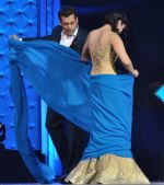 Salman Khan teaches Sunny Leone how to drape a saree in Mumbai on 17th Jan 2014 (5)_52da8305c8ea8.JPG