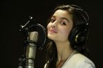 Alia Bhatt at a song recording for Highway (3)_52dbd30021e98.JPG