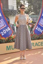 Kareena Kapoor at Mid-day race in RWITC, Mumbai on 18th Jan 2014 (174)_52dbad22c64e1.JPG