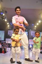 at Kids fashion week in Mumbai on 19th Jan 2014 (84)_52dcb4e5dac0f.JPG