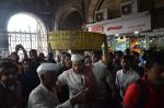 Varun Dhawan snapped shooting in Mumbai Vegetable Market in Mumbai on 21st Jan 2014 (27)_52df6bfd0cf91.JPG