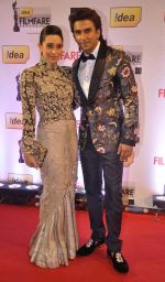 Karishma Kapoor & Ranveer Singh walked the Red Carpet at the 59th Idea Filmfare Awards 2013 at Yash Raj._52e39a00a4f77.jpg