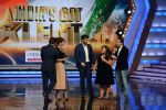 Priyanka Chopra, Arjun Kapoor, Ranveer Singh promote Gunday on location of India_s got talent in Filmcity, Mumbai on 25th Jan 2014 (108)_52e4e19485e47.JPG