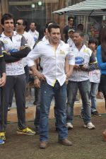 Salman Khan at CCL match in D Y Patil, Mumbai on 25th Jan 2014 (3)_52e4e43ac32c4.JPG