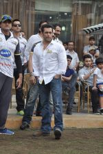 Salman Khan at CCL match in D Y Patil, Mumbai on 25th Jan 2014 (91)_52e4e4732b18e.JPG