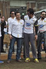 Salman Khan at CCL match in D Y Patil, Mumbai on 25th Jan 2014 (93)_52e4e47709842.JPG