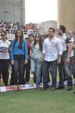 Salman Khan, Daisy Shah at CCL match in D Y Patil, Mumbai on 25th Jan 2014 (86)_52e4e3633a23c.JPG