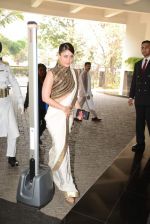 Kareena Kapoor snapped as she goes for an exclusive lunch hosted by Chhaya Momaya in honour oF FIRST LADY OF fRANCE Valerie Trierweiler in Mumbai on 27th Jan 2014 (2)_52e65a80efb29.JPG