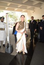 Kareena Kapoor snapped as she goes for an exclusive lunch hosted by Chhaya Momaya in honour oF FIRST LADY OF fRANCE Valerie Trierweiler in Mumbai on 27th Jan 2014 (4)_52e65a81e3f46.JPG