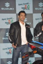 Salman Khan at Suzuki bike launch in Taj Land_s End, Mumbai on 27th Jan 2014 (69)_52e743155577f.JPG