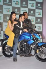 Salman Khan, Parineeti Chopra at Suzuki bike launch in Taj Land_s End, Mumbai on 27th Jan 2014 (60)_52e74323b22c9.JPG