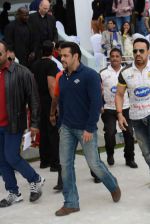 Salman Khan at CCL Match of Mumbai Heroes Vs Telugu Warriors in Dubai on 1st Feb 2014 (281)_52ee1c1f102ae.JPG
