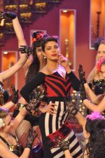 Priyanka Chopra at Gunday promotions on the sets of Comedy Nights With Kapil in Mumbai on 4th Feb 2014 (19)_52f1c9946e0ce.JPG