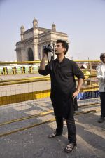 Karan Johar turns photographer for Colors new show in Gateway Of India on 5th Feb 2014 (22)_52f3be32c5485.JPG