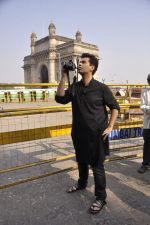 Karan Johar turns photographer for Colors new show in Gateway Of India on 5th Feb 2014 (23)_52f3be332d016.JPG