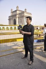 Karan Johar turns photographer for Colors new show in Gateway Of India on 5th Feb 2014 (24)_52f3be3389653.JPG
