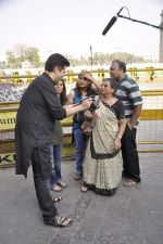 Karan Johar turns photographer for Colors new show in Gateway Of India on 5th Feb 2014 (48)_52f3be3c3f580.JPG