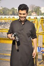 Karan Johar turns photographer for Colors new show in Gateway Of India on 5th Feb 2014 (7)_52f3be40314e5.JPG