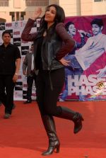 Parineeti Chopra grooved on the songs of Hasee Toh Phasee with students in a School, Noida on 5th Feb 2014 (6)_52f3bdd21778a.JPG
