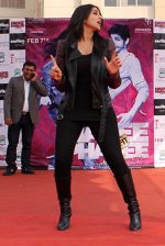 Parineeti Chopra grooved on the songs of Hasee Toh Phasee with students in a School, Noida on 5th Feb 2014 (8)_52f3bdd30e9b7.JPG
