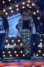 Priyanka Chopra, Arjun Kapoor, Ranveer Singh at gunday promotions on the sets of Boogie Woogie in Malad, Mumbai on 6th Feb 2014 (64)_52f3da3416e70.JPG