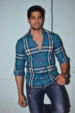 Sidharth Malhotra at Hasee Toh Phasee promotions in mehboob, Mumbai on 6th Feb 2014 (33)_52f3d8ed35817.JPG