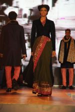 at Manish malhotra show for save n empower the girl child cause by lilavati hospital in Mumbai on 5th Feb 2014(140)_52f3c2ce3d600.JPG