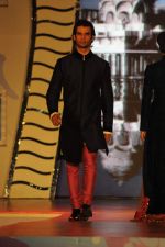 at Manish malhotra show for save n empower the girl child cause by lilavati hospital in Mumbai on 5th Feb 2014(142)_52f3c2cf0049f.JPG