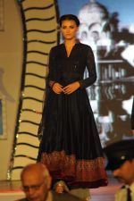 at Manish malhotra show for save n empower the girl child cause by lilavati hospital in Mumbai on 5th Feb 2014(150)_52f3c2d1f2354.JPG