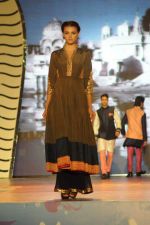 at Manish malhotra show for save n empower the girl child cause by lilavati hospital in Mumbai on 5th Feb 2014(235)_52f3c2ea3fd7f.JPG