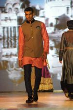 at Manish malhotra show for save n empower the girl child cause by lilavati hospital in Mumbai on 5th Feb 2014(246)_52f3c2edeb52f.JPG
