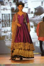 at Manish malhotra show for save n empower the girl child cause by lilavati hospital in Mumbai on 5th Feb 2014(249)_52f3c2ef1994e.JPG