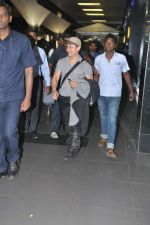 Aamir Khan snapped at the Airport in Mumbai on 8th Feb 2014 (4)_52f775eaf36f2.JPG