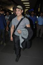 Aamir Khan snapped at the Airport in Mumbai on 8th Feb 2014 (9)_52f775ed61f1b.JPG