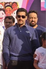 Salman Khan at First edition of little hearts marathon in Mumbai on 8th Feb 2014(57)_52f778ac9e4cc.JPG