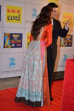 Sonali bendre, Goldie Behl at Zee Awards red carpet in Filmcity, Mumbai on 8th Feb 2014 (164)_52f77df7a6973.JPG