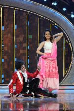 Kangana Ranaut learing to swag with Manan Sachdeva at  the sets of DID season 4 ( pic2)_52f9c3140e352.JPG